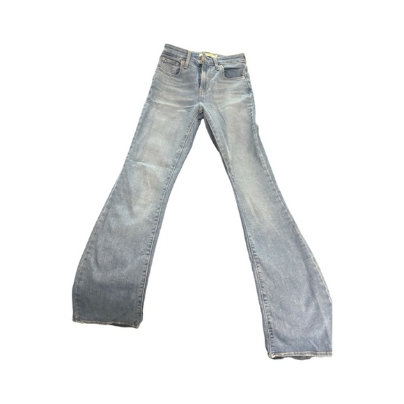 Levis  725 High-Rise Bootcut jeans with a high rise, slim leg and subtle bootcut - Picture 6 of 9